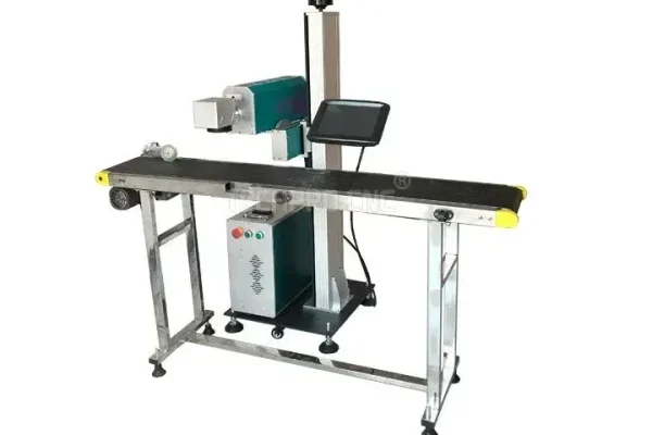 Vlieglasermerkmasjien met vervoerband